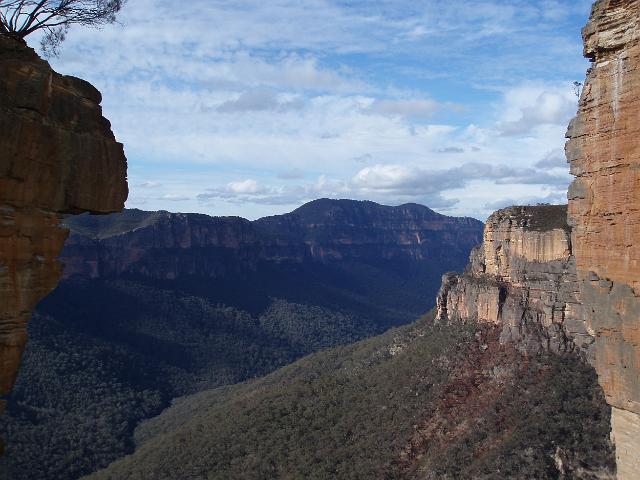 hanging rock and other overhanging cliff formations along the Grose Valley