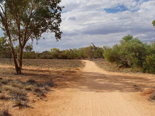 alice springs dirt road to the old telegraph station