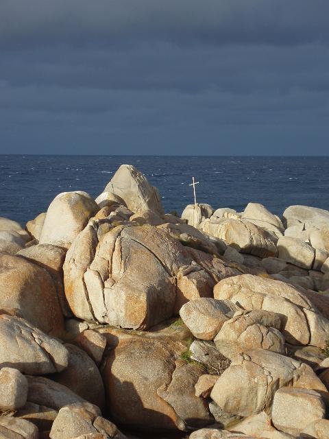 memorial cross contrasted against a stormy ocean on the bass straight, south point, wilsons promontory