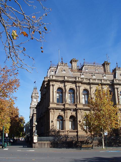 the side and front facade of bendigo law courts