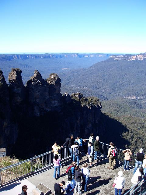 people viewing the spectacular blue mountains landscape from echo point, katoomba