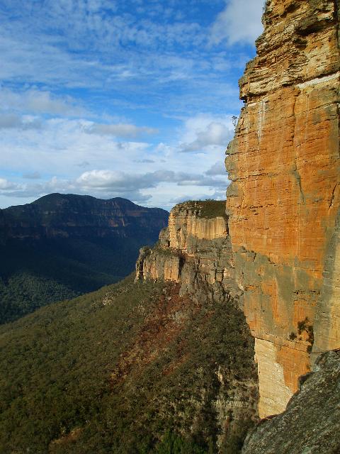 spectacular cliffs on the grose valley in the blue mountains national park