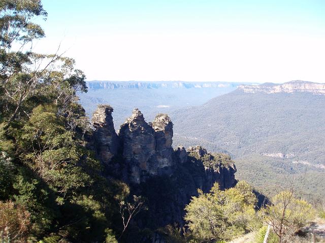 the three sisters viewed from a footpath near echo point, katoomba, bluemountains national park