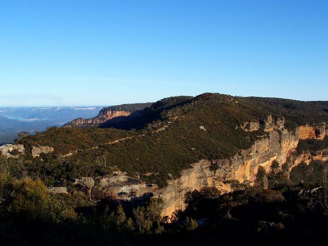 narrowneck is a narrow peninsula like rock plateau separating in the jameson and megalong valleys