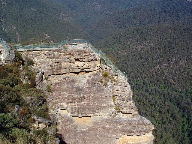 pulpit rock is a spectacular rugged rock cliff on the side of the grose valey, blue mountains