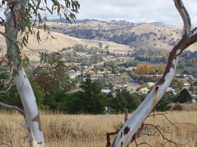 looking down at the town of gundagai, the typical Australian country town